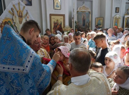 В храме Воскресения Христова благословили детей на начало учебного года
