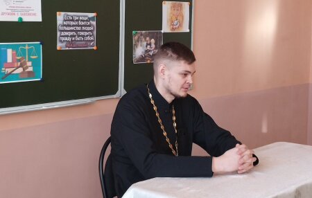 Иерей Геннадий Белоус говорил о свободе с восьмиклассниками одной из школ г.Клецка