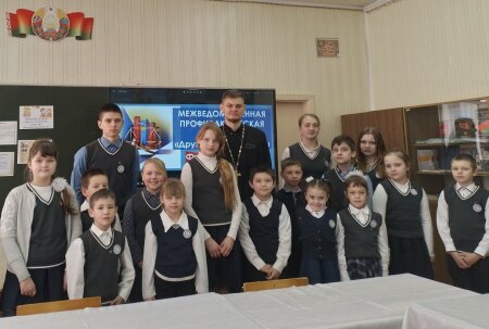 В рамках акции "Дружим с законом" иерей Геннадий Белоус встретился с учащимися Тучанской средней школы