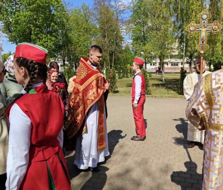 Священнослужители Клецкого благочиния и воспитанники воскресной школы приняли участие в праздновании Дня Победы