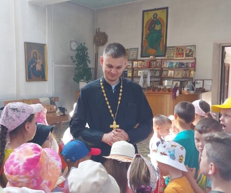 Иерей Геннадий Белоус провел экскурсию для городских школьников в Воскресенском храме