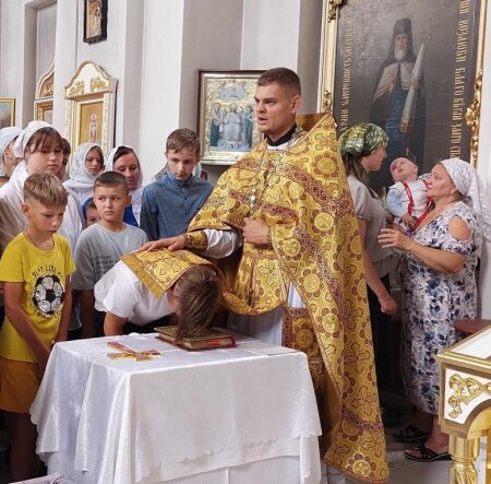 В храме Воскресения Христова г.Клецка батюшка благословил учащихся на добрую учебу