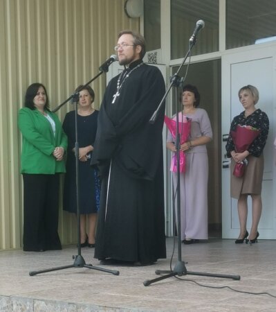 Учащихся городской школы поздравил с Днем знаний протоиерей Андрей Гладкий