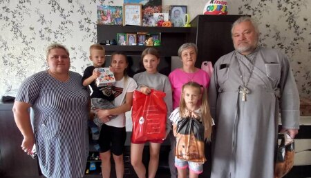 Протоиерей Николай Бутько принял участие в благотворительной акции для школьников