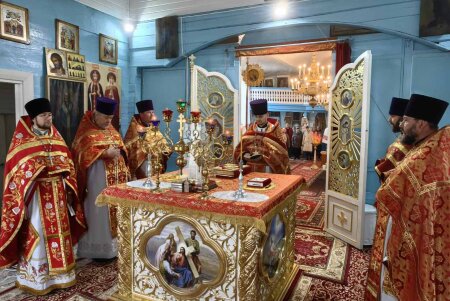 В храме священномученика Дионисия Ареопагита в Заостровечье прошла соборная служба