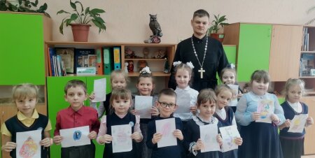 Батюшка рассказал детям о прощеном воскресении и Пасхе