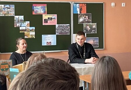 Старшеклассникам СШ №2 г.Клецка иерей Геннадий Белоус рассказал о православной литературе