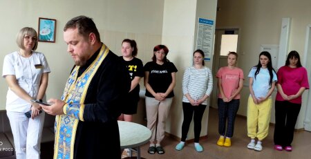 Иерей Андрей Евшель и сёстры милосердия поздравили будущих мамочек с Покровом Божьей Матери