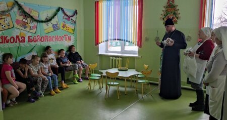 Иерей Андрей Евшель и сестры милосердия посетили районную больницу