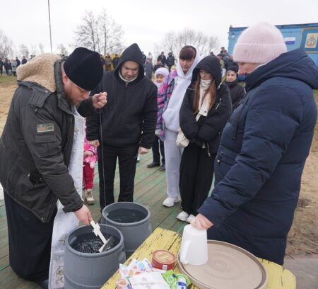 Иерей Андрей Евшель освятил воду на Клецком озере