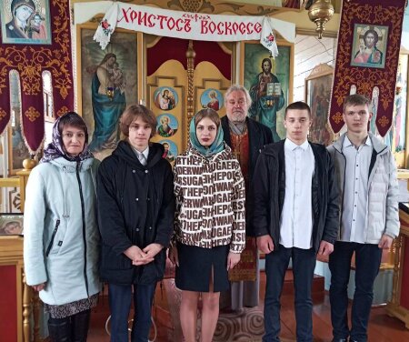 Протоиерей Николай Бутько благословил выпускников школы на взрослую жизнь