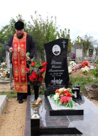 Ко Дню Победы на Клетчине обновили памятник участнику войны, освятил его иерей Андрей Евшель