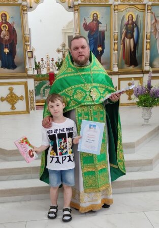 В праздник Святой Троицы прихожане получили подарки