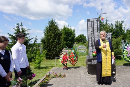 Вместе с жителями аг.Морочь протоиерей Николай Бутько почтил память погибших на войне