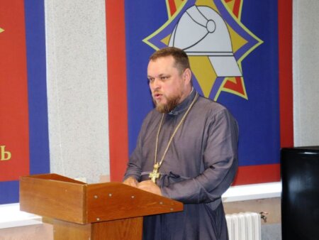 С работниками Клецкого РОЧС встретился иерей Андрей Евшель