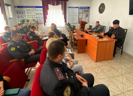 Иерей Андрей Евшель говорил с правоохранителями о семейных ценностях