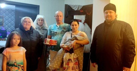 Сестры милосердия и священнослужитель посетили многодетные семьи