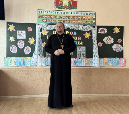 Иеромонах Серапион (Сенькевич) посетил факультативное занятие в СШ №1 г.Клецка