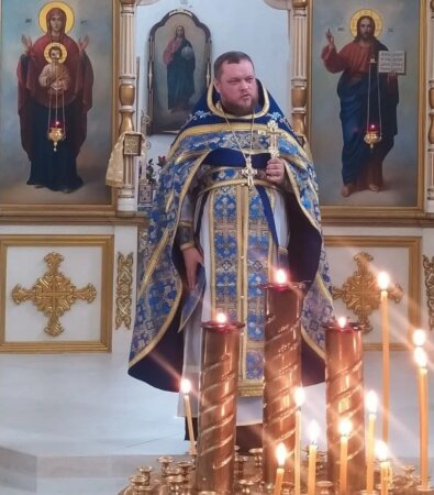 Иерей Андрей Евшель поздравляет учителей