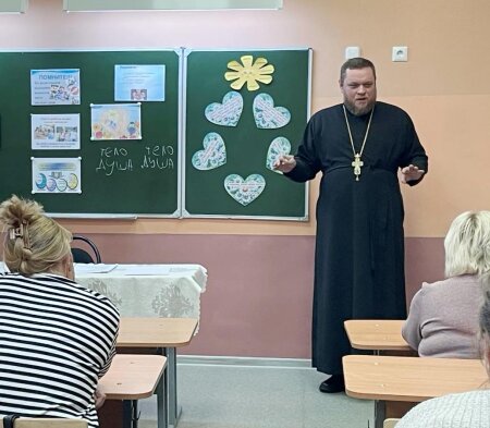 Иерей Андрей Евшель говорил с родителями школьников о подростковых проблемах