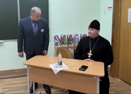 На волнующие темы говорил с родителями школьников протоиерей Евгений Вечорко