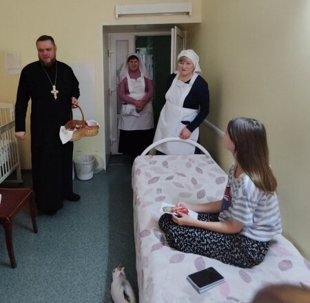 В Клецкую районную больницу – с подарками и поздравлениями