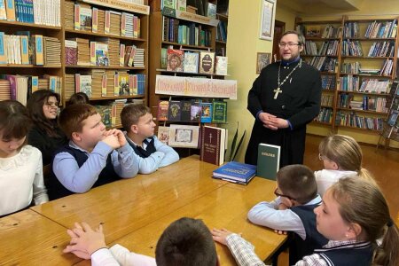 Протоиерей Андрей Гладкий побеседовал со школьниками