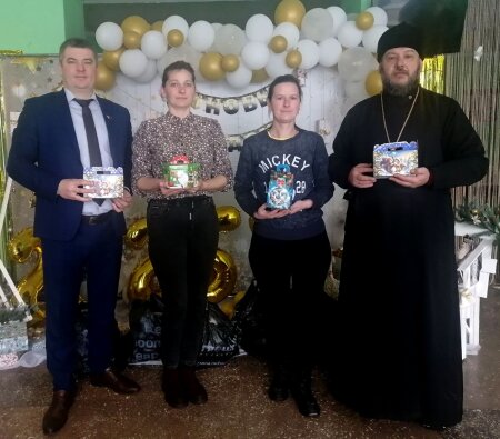 С акцией «Наши дети» побывал в двух школах протоиерей Валерий Вечорко