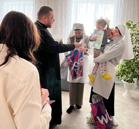 Сестры милосердия и священник побывали в Клецком социальном приюте