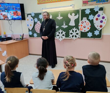 Ребятам сельской школы о Крещении Господнем рассказал священник