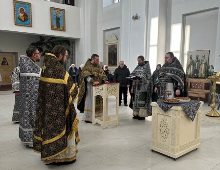 В Клецке духовенство благочиния соборно молилось за великопостными богослужениями