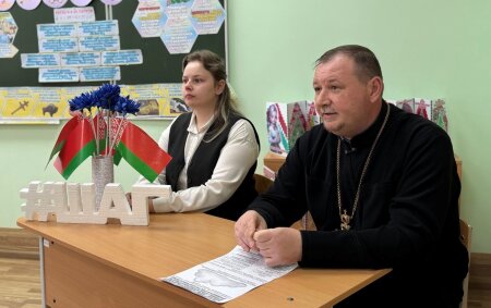 О силе единства духа и культуры вел разговор священник со школьниками