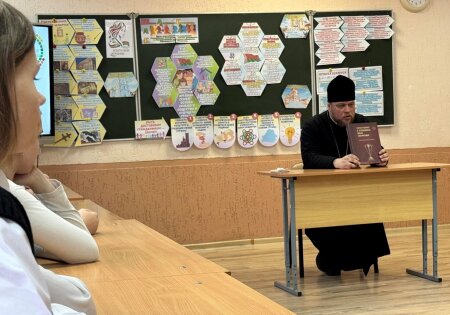 О святых земли белорусской рассказал школьникам иерей Андрей Евшель