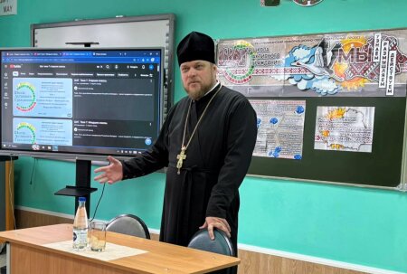 Иерей Андрей Евшель рассказал клецким гимназистам о подвигах святых жен