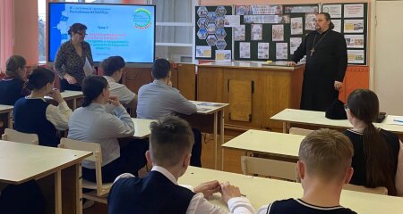 В рамках проекта «ШАГ» со школьниками Зубковской СШ поговорил иеромонах Серапион (Сенькевич)