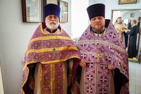 Священнослужители Слуцкой епархии сослужили епискому Несвижскому Авксентию за Божественной литургией в Свято-духовой кафедральном соборе г.Минска