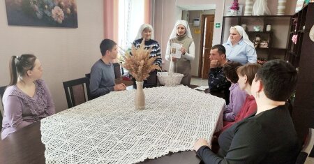 Сестры милосердия Воскресенского храма поздравили соседей с Благовещением