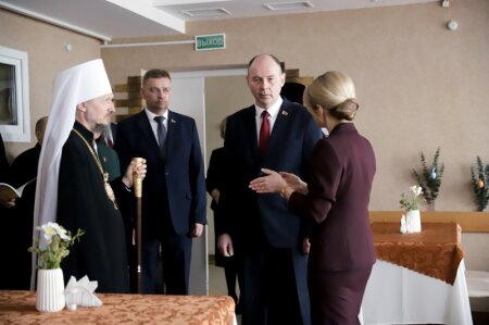 Митрополит Вениамин и губернатор Алексей Кушнаренко посетили социальное учреждение в Клецком районе