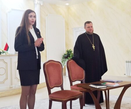 О святости материнства говорил иерей Андрей Евшель со школьниками в ЗАГСе