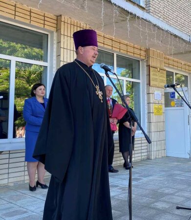 Протоиерей Евгений Вечорко принял участие в торжественной линейке