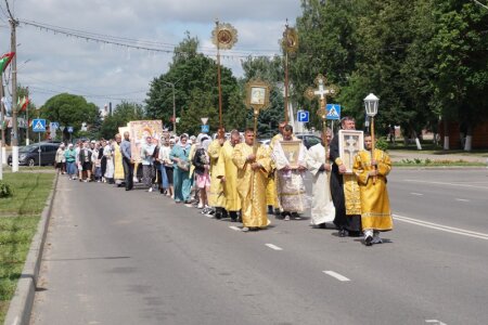 В Клецке состоялся крестный ход, посвященный христианскому Дню семьи, любви и верности