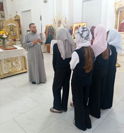 Храм Воскресения Христова посетили школьники