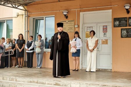 Благословил учащихся Клецкой СШ №1 на новый учебный год иерей Андрей Евшель