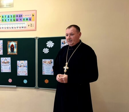 Историю праздника Покрова Пресвятой Богородицы рассказал детям священник