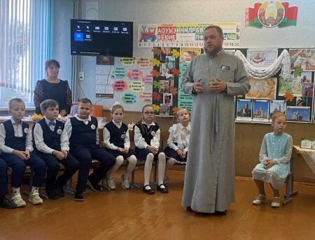 Материнской любви посвятили ребята СШ №3 г.Клецка литературно-музыкальную встречу